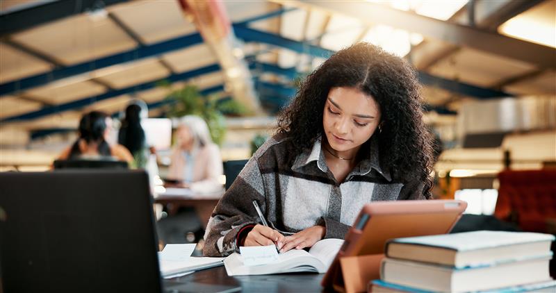 Qual a diferença entre MBA e pós-graduação