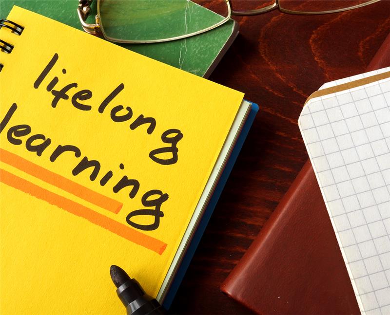 imagem de um caderno amarelo escrito lifelong learning