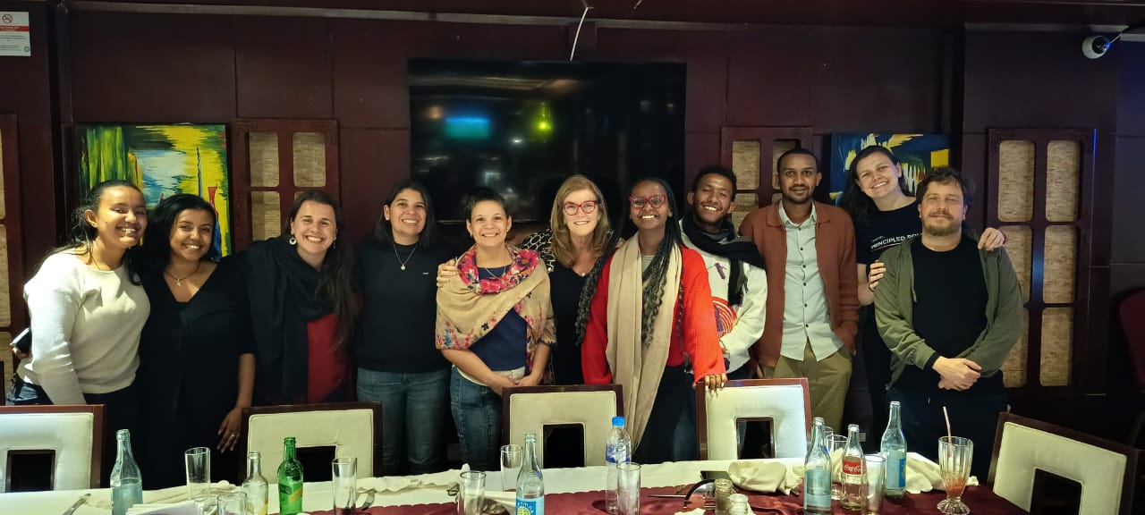 Foto do grupo da viagem em jantar com Meron Sileshi, Dagmawi Bedilu, Biniyam Getaneh, Hanna Mulugeta Endris e Linya Kebede, empreendedores e inovadores etíopes em outubro de 2025.